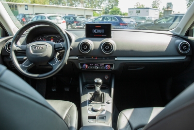 Audi A3 Sportback *S-LINE* 1.4 TFSI + NAVI/SHZ/18''