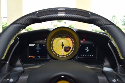 Ferrari F8 Spider Lifting Racingsitze ADAS Beifahrerdisp